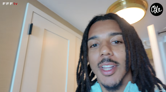 "La chambre est très cool. Une bonne télé, c'est important pour regarder des films, jouer à la console, à la Playstation 1”, a lancé Jules Koundé sur la vidéo publiée par la FFF

Capture d'écran YouTube FFF