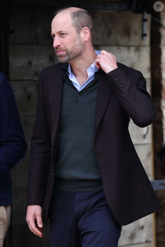 D'autres sources comme "The Sun" évoque une abeille avalée et une piqûre qui aurait provoqué un choc anaphylactique et un arrêt cardiaque 

Le prince William, prince de Galles, rencontre des agriculteurs du duché de Cornouailles, à Pensford le 26 mars 20025 Darren Staples/Pool/ Julien Burton via Bestimage