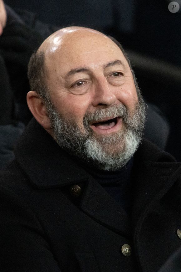 L'acteur était en plein tournage et il portait donc le costume de son personnage.

Kad Merad - Célébrités dans les tribunes du match de Ligue des Champions entre le PSG contre le Bayern de Munich (1-2) au Parc des Princes à Paris le 4 novembre 2025. © Cyril Moreau/Bestimage
