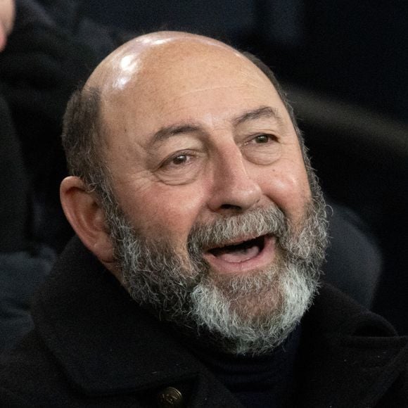 L'acteur était en plein tournage et il portait donc le costume de son personnage.

Kad Merad - Célébrités dans les tribunes du match de Ligue des Champions entre le PSG contre le Bayern de Munich (1-2) au Parc des Princes à Paris le 4 novembre 2025. © Cyril Moreau/Bestimage