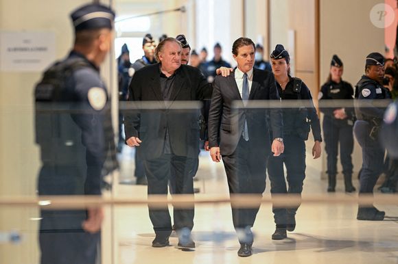 L'acteur français Gérard Depardieu arrive, avec son avocat Jérémie Assous, à l'ouverture de son procès pour agressions sexuelles sur deux femmes lors d'un tournage de film en 2021, au tribunal correctionnel de Paris, France, le 24 mars 2025. Depardieu, 76 ans, qui a réalisé plus de 200 films et séries télévisées, a été accusé de comportement inapproprié par une vingtaine de femmes, mais c'est la première affaire à être jugée. Les deux plaignantes - Amélie, 54 ans, décoratrice, et Sarah (nom modifié), 34 ans, assistante réalisatrice - allèguent une agression sexuelle lors du tournage en 2021 de « Les Volets Verts » du réalisateur Jean Becker. © Pierre Perusseau/Bestimage