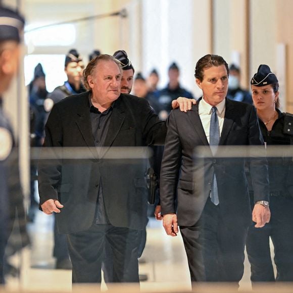 L'acteur français Gérard Depardieu arrive, avec son avocat Jérémie Assous, à l'ouverture de son procès pour agressions sexuelles sur deux femmes lors d'un tournage de film en 2021, au tribunal correctionnel de Paris, France, le 24 mars 2025. Depardieu, 76 ans, qui a réalisé plus de 200 films et séries télévisées, a été accusé de comportement inapproprié par une vingtaine de femmes, mais c'est la première affaire à être jugée. Les deux plaignantes - Amélie, 54 ans, décoratrice, et Sarah (nom modifié), 34 ans, assistante réalisatrice - allèguent une agression sexuelle lors du tournage en 2021 de « Les Volets Verts » du réalisateur Jean Becker. © Pierre Perusseau/Bestimage