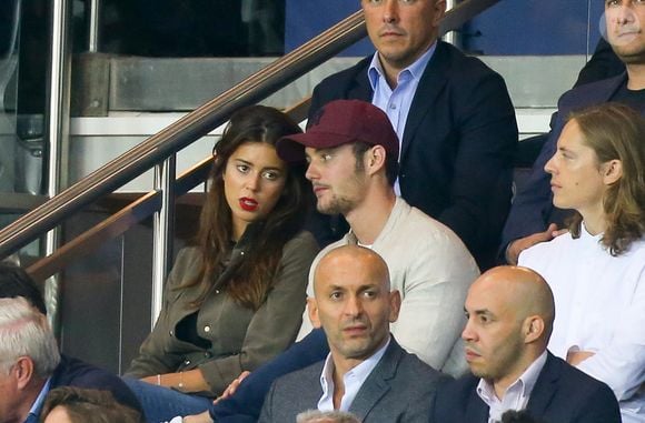 Louis Sarkozy, sa compagne Natali Husic et Pierre Sarkozy dans les tribunes lors du match de Ligue 1, Paris Saint-Germain (PSG) vs Toulouse FC (TFC) au Parc des Princes à Paris, France, le 20 août 2017. Le PSG a gagné 6-2.