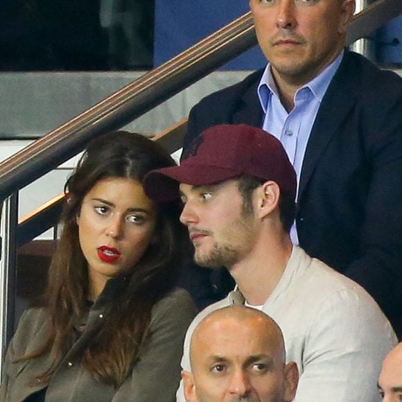 Louis Sarkozy, sa compagne Natali Husic et Pierre Sarkozy dans les tribunes lors du match de Ligue 1, Paris Saint-Germain (PSG) vs Toulouse FC (TFC) au Parc des Princes à Paris, France, le 20 août 2017. Le PSG a gagné 6-2.