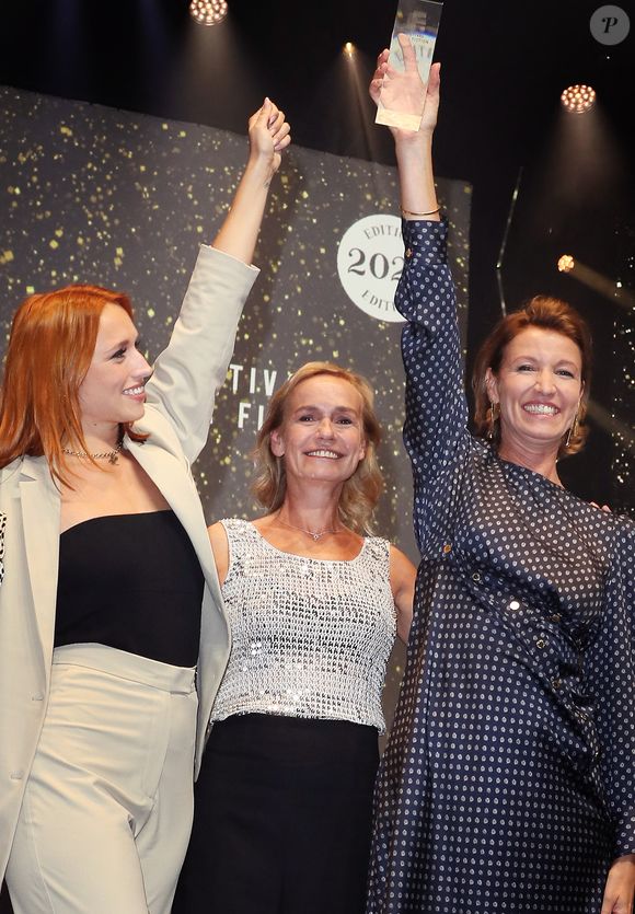 Exclusif - Alexandra Lamy remporte le grand prix du téléfilm  du Festival de La Rochelle avec "Touchée" dans lequel sa fille Chloé Jouannet interprète le premier rôle. Sur scène elles sont en compagnie de Sandrine Bonnaire, presidente du jury lors de la cérémonie de clôture de la 24ème édition du Festival de la Fiction TV de La Rochelle, France, le 17 septembre 2022. © Patrick Bernard/Bestimage
`