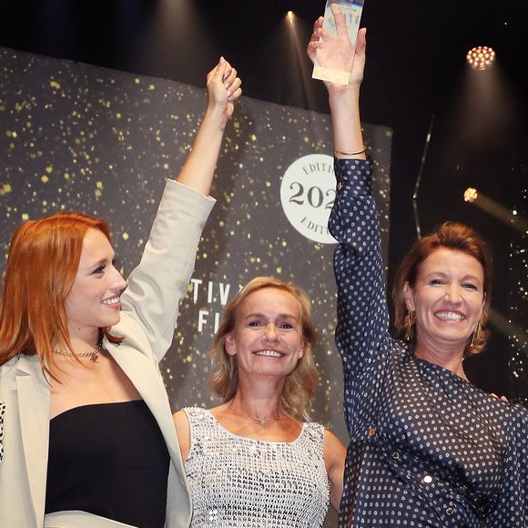 Exclusif - Alexandra Lamy remporte le grand prix du téléfilm  du Festival de La Rochelle avec "Touchée" dans lequel sa fille Chloé Jouannet interprète le premier rôle. Sur scène elles sont en compagnie de Sandrine Bonnaire, presidente du jury lors de la cérémonie de clôture de la 24ème édition du Festival de la Fiction TV de La Rochelle, France, le 17 septembre 2022. © Patrick Bernard/Bestimage
`