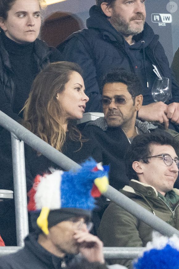 Jamel Debbouze avec sa femme Mélissa Theuriau - Célébrités dans les tribunes du quart de finale de la Ligue des Nations de l'UEFA 2025 "France - Croatie (2-0 / tab 5-4)" au Stade de France à Saint-Denis le 23 mars 2025. © Cyril Moreau/Bestimage