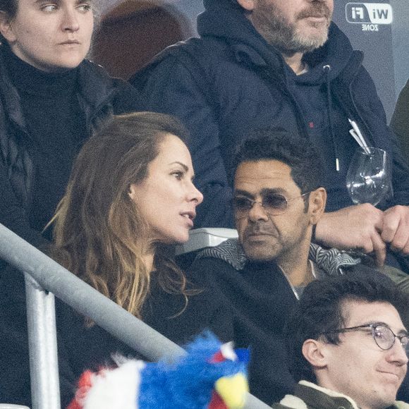 Jamel Debbouze avec sa femme Mélissa Theuriau - Célébrités dans les tribunes du quart de finale de la Ligue des Nations de l'UEFA 2025 "France - Croatie (2-0 / tab 5-4)" au Stade de France à Saint-Denis le 23 mars 2025. © Cyril Moreau/Bestimage