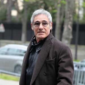 Gérard Lanvin arrive à l'enregistrement de l'émission "Vivement Dimanche" à Paris.