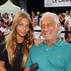 Stella Belmondo est le plus jeune enfant de Jean-Paul Belmondo

Exclusif - Jean-Paul Belmondo et sa fille Stella - Gala de boxe "No Limit Episode IX" organisé par B. Asloum (ancien champion du monde de boxe) en plein air au théâtre Tivol au Cannet. © Bruno Bebert/Bestimage