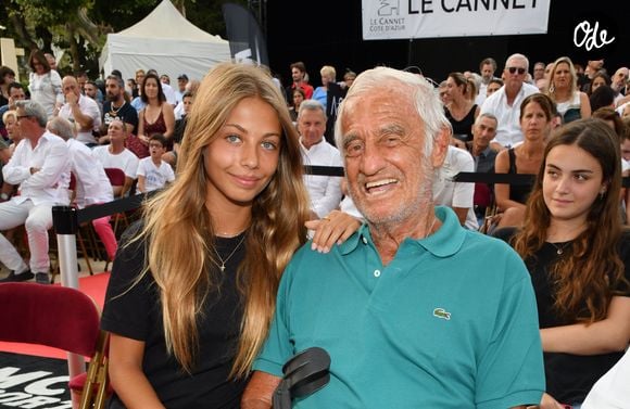 Stella Belmondo est le plus jeune enfant de Jean-Paul Belmondo

Exclusif - Jean-Paul Belmondo et sa fille Stella - Gala de boxe "No Limit Episode IX" organisé par B. Asloum (ancien champion du monde de boxe) en plein air au théâtre Tivol au Cannet. © Bruno Bebert/Bestimage