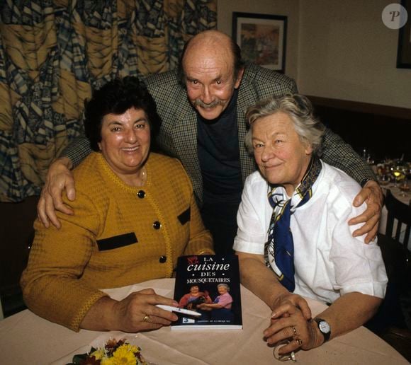 En France, à Paris, dans le restaurant La Regalade, dans le XIVeme arrondissement, de gauche à droite, MAITE, de son vrai nom Marie-Thérèse Ordonez et Micheline Banzet-Lawton posant côte à côte et présentant  leur livre, le deuxieme tome de LA CUISINE DES MOUSQUETAIRES le 7 décembre 1993.