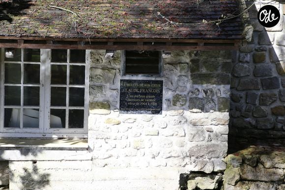 Rassemblement pour les 40 ans de la mort de Claude François à l'église de Dannemois et au cimetière puis visite du moulin ou il habitait le 11 mars 2018.  © Agence/Bestimage
