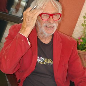 A savoir Gruissan, dans l'Aude.

Pierre Richard lors d'une séance de dédicace à la médiathèque de Gruissan, le 14 août 2017 à l'occasion de la journée "Mon Cinoch sous les Etoiles" spéciale Carte Blanche à Pierre Richard. Il a présenté son ouvrage "Je sais rien mais je dirai tout". © Fabien Faure/Bestimage