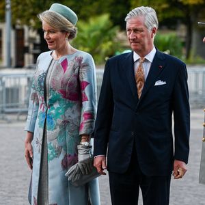 Le roi Philippe de Belgique et la reine Mathilde assistent à une cérémonie militaire lors de leur visite à Lille le 16 octobre 2024. © Frédéric Andrieu / Bestimage