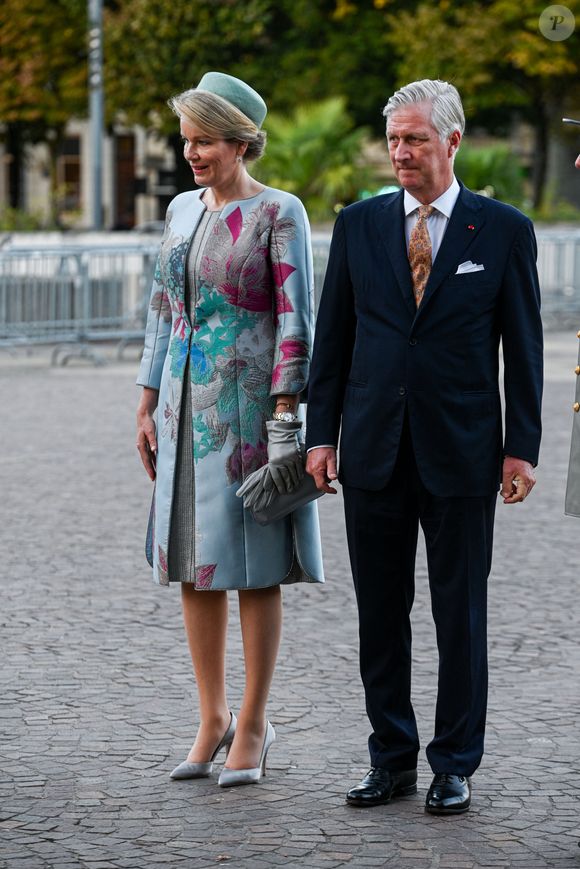 Le roi Philippe de Belgique et la reine Mathilde assistent à une cérémonie militaire lors de leur visite à Lille le 16 octobre 2024. © Frédéric Andrieu / Bestimage