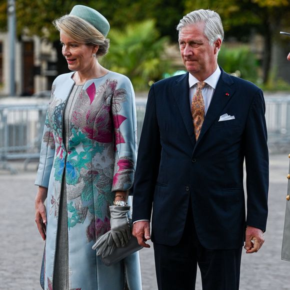 Le roi Philippe de Belgique et la reine Mathilde assistent à une cérémonie militaire lors de leur visite à Lille le 16 octobre 2024. © Frédéric Andrieu / Bestimage