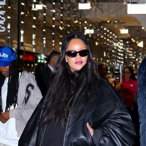 Fenty Beauty lance maintenant Rose Amber, une assistante virtuelle dopée à l'intelligence artificielle. Son but ? Vous aider à trouver les produits parfaits pour vous.

Rihanna a fait une apparition remarquée aux Galeries Lafayette à Paris.

©BestImage