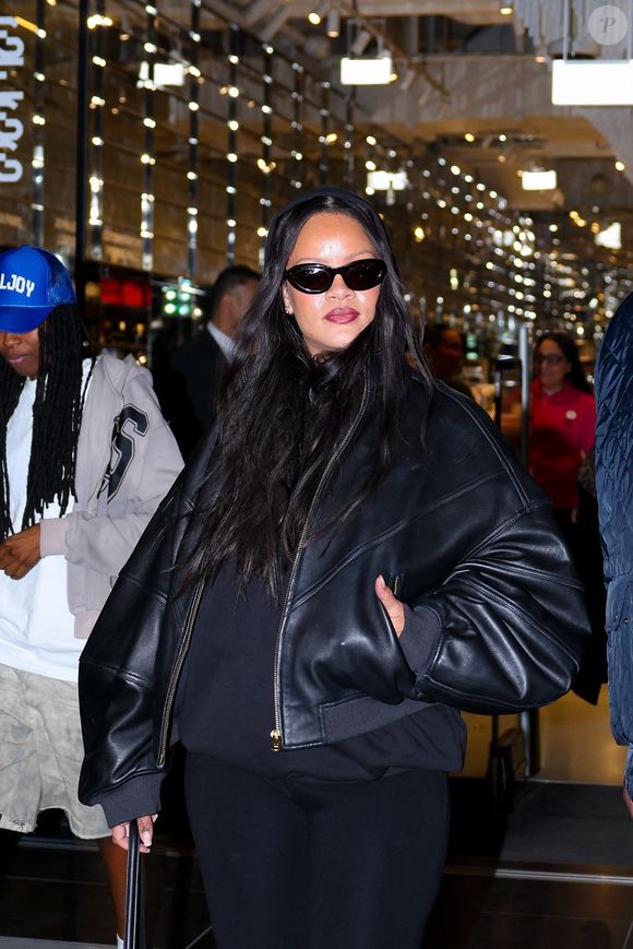 Fenty Beauty lance maintenant Rose Amber, une assistante virtuelle dopée à l'intelligence artificielle. Son but ? Vous aider à trouver les produits parfaits pour vous.

Rihanna a fait une apparition remarquée aux Galeries Lafayette à Paris.

©BestImage