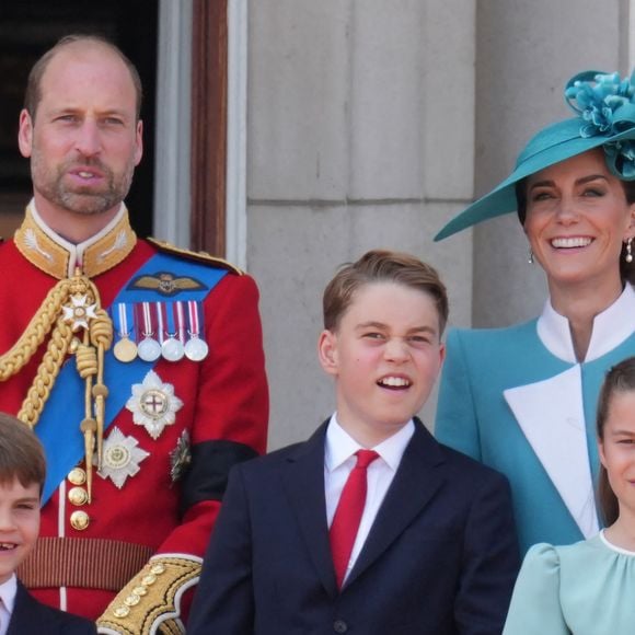 Le prince William, prince de Galles, Le prince Louis de Galles, Le prince George de Galles, Catherine (Kate) Middleton, princesse de Galles, La princesse Charlotte de Galles - Les membres de la famille royale britannique au balcon de Buckingham Palace lors de la cérémonie Trooping the Colour à Londres, le 14 juin 2025. Affecté par le crash du Boeing 787 Dreamliner à Ahmedabad du 12 juin, le souverain et les officiels porteront un brassard noir en hommage aux plus de 270 victimes. Bon nombre d'elles étaient des ressortissants britanniques.
© James Whatling / Bestimage
