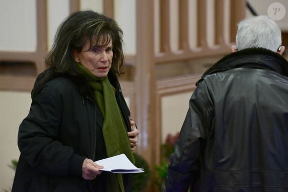 C'est pour dire adieu à Jean-François Kahn, fondateur de "L’Événement du jeudi" et de "Marianne", que la célèbre journaliste s'est déplacée

Anne Sinclair - Obsèques de J-F.Kahn dans la salle polyvalente de Mussy-sur-Seine, le 29 janvier 2025. Après cet hommage civil en présence de ses proches et notamment du Premier ministre F.Bayrou, le journaliste, décédé le 22 janvier 2025 à 86 ans, sera inhumé dans le cimetière communal dans la plus stricte intimité.
© Romain Doucelin / Bestimage