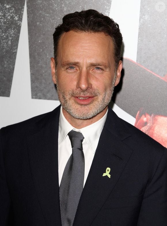 Dans une séquence, l'intéressé qui n'est autre que le meilleur ami de sa moitié débarque devant sa maison pour lui déclarer sa flamme avec une adorable pancarte...

Andrew Lincoln à la première de la saison 9 de The Walking Dead à Los Angeles, le 27 septembre 2018