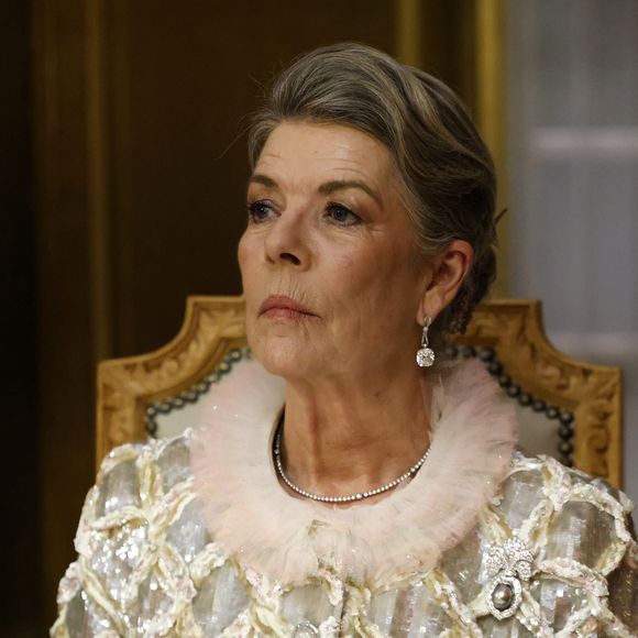 Conviée au grand dîner d'État historique présidé par Albert II organisé au Palais princier de Monaco, Caroline de Monaco a pu rencontrer le président français Emmanuel Macron 

La princesse Caroline de Hanovre lors du dîner d'état au palais princier dans le cadre de la visite d'État de deux jours du couple présidentiel français à Monaco avant l'Unoc3
© Ludovic Marin / Pool / Bestimage