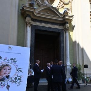 Violette Petrucciani (mère de Loana), Delphine, une amie proche de Loana, Mindy (fille de Loana) avec sa fille Maelysse sous le parapluie - Obsèques de Loana Petrucciani en la cathédrale Sainte-Réparate à Nice le 10 avril 2026. L'ancienne star de téléréalité a été retrouvée morte dans son appartement niçois par les autorités, le 25 mars dernier. © Bruno Bebert/Bestimage