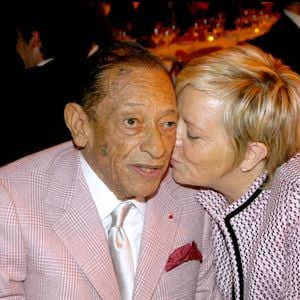 "A 60 ans, inconsolable après la mort de Jacqueline, sa première épouse, il avait trouvé dans ce coin de la Provence un endroit où se faire des amis et les recevoir.", détaille Le Nouvel Obs, tout en dévoilant une photo de l'intérieur de la maison de Henri Salvador, sur laquelle on peut voir de grands fauteuils beiges assortis au tapis du salon ainsi qu'au reste de la déco.

Henri Salvador et sa femme Catherine - Dîner de stars en faveur du centre Pierre Huth de l'Institut Alfred Fournier au pavillon Gabriel le 29 octobre 2007
RINDOFF-GUIREC / BESTIMAGE