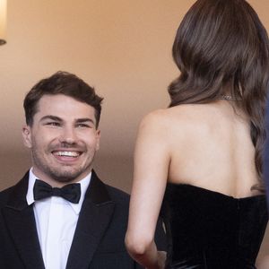 Antoine Dupont et sa compagne Iris Mittenaere - Antoine Dupont et sa compagne Iris Mittenaere se retrouvent sur les marches du film « Dossier 137 » lors du 78ème Festival International du Film de Cannes le 15 mai 2025. © Jacovides / Moreau / Bestimage