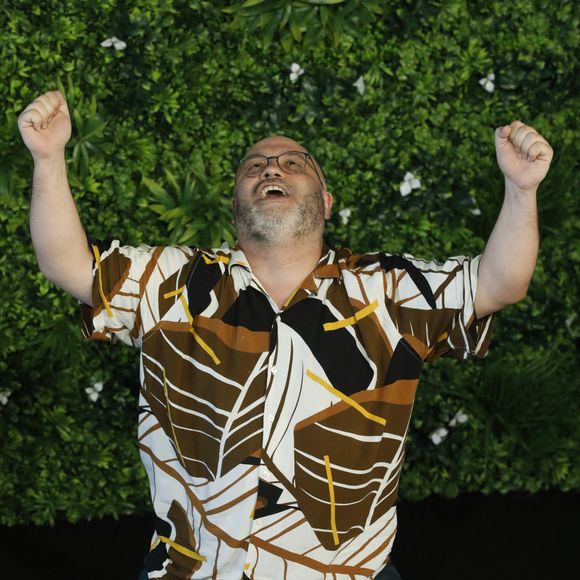 Le journaliste sportif a réagi en retirant rapidement son t-shirt.

Yoann Riou au photocall de la série "Danse avec les stars" lors du 62ème Festival de Télévision de Monte-Carlo, à Monaco, le 18 juin 2023. © Denis Guignebourg/BestImage