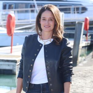 Marie Gillain lors du photocall de 'Ma femme est une espionne' lors du Festival de la Fiction de la Rochelle le 18 Septembre 2025. © Denis Guignebourg/Bestimage | 00723980