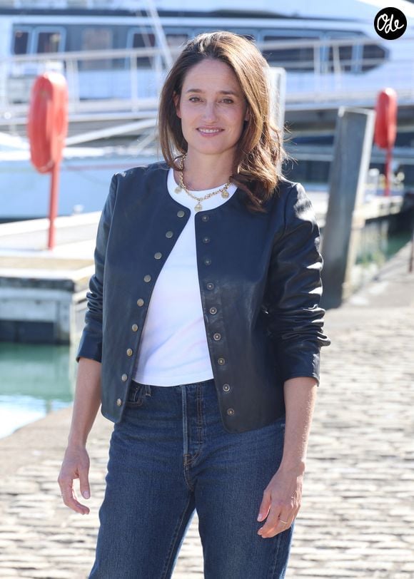 Marie Gillain lors du photocall de 'Ma femme est une espionne' lors du Festival de la Fiction de la Rochelle le 18 Septembre 2025. © Denis Guignebourg/Bestimage | 00723980