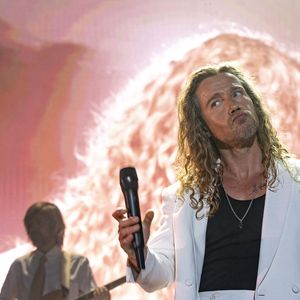 Julien Doré en concert au festival du Printemps de Pérouges au Château de Saint-Maurice-de-Rémens (01) le 25 juin 2025. © Sandrine Thesillat / PsNewZ / Bestimage