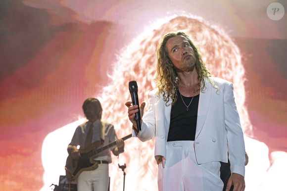 Julien Doré en concert au festival du Printemps de Pérouges au Château de Saint-Maurice-de-Rémens (01) le 25 juin 2025. © Sandrine Thesillat / PsNewZ / Bestimage