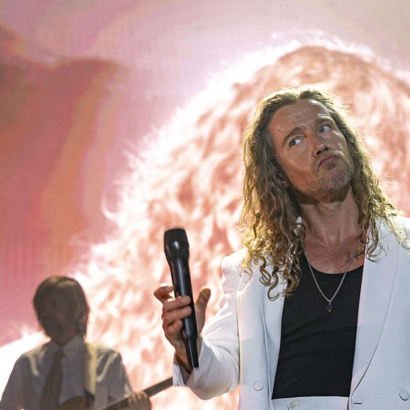 Julien Doré en concert au festival du Printemps de Pérouges au Château de Saint-Maurice-de-Rémens (01) le 25 juin 2025. © Sandrine Thesillat / PsNewZ / Bestimage
