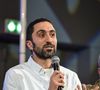 "Comprenez que le jus, commercial ou fait maison, c'est de l'eau et du sucre, du coup, il vaut mieux prendre le fruit entier que de le presser et en rajouter du sucre", indique-t-il.

Le YouTuber Jimmy Mohamed prononce à l'Institut Pasteur de Paris, le 9 octobre 2024. Photo par Firas Abdullah/ABACAPRESS.COM