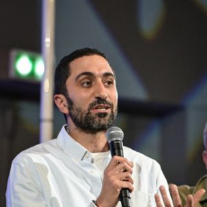 "Comprenez que le jus, commercial ou fait maison, c'est de l'eau et du sucre, du coup, il vaut mieux prendre le fruit entier que de le presser et en rajouter du sucre", indique-t-il.

Le YouTuber Jimmy Mohamed prononce à l'Institut Pasteur de Paris, le 9 octobre 2024. Photo par Firas Abdullah/ABACAPRESS.COM
