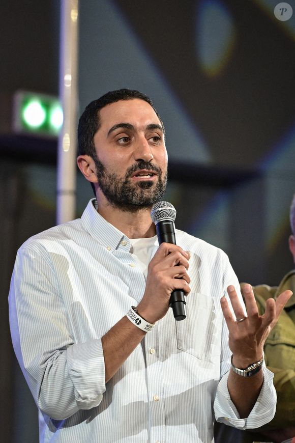 "Comprenez que le jus, commercial ou fait maison, c'est de l'eau et du sucre, du coup, il vaut mieux prendre le fruit entier que de le presser et en rajouter du sucre", indique-t-il.

Le YouTuber Jimmy Mohamed prononce à l'Institut Pasteur de Paris, le 9 octobre 2024. Photo par Firas Abdullah/ABACAPRESS.COM