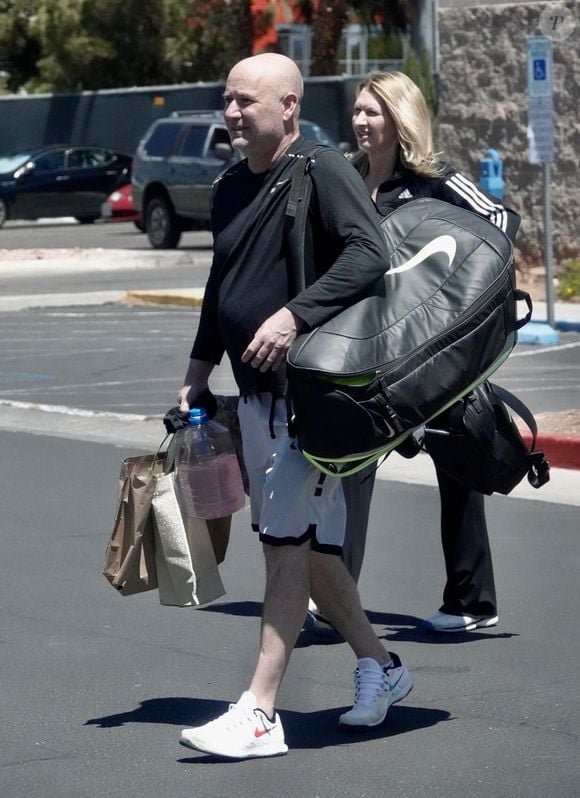 Exclusif - Andre Agassi et sa femme Steffi Graf donnent des cours de tennis à Las Vegas, Nevada, Etats-Unis, le 23 avril 2022. (Backgrid USA / Bestimage).