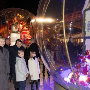 No Tabloïd - Le prince Albert II de Monaco et la princesse Charlène, avec leurs enfants, les jumeaux princiers, Jacques et Gabriella, ont donné le coup d'envoi des illuminations de la SBM, sur la Place du Casino de Monaco, le 30 novembre 2024. 
C'est sous le regard de leurs parents, du ministre d'Etat, Didier Guillaume, et de Stéphane Valeri, le président-délégué de la Société des Bains de Mer, que le prince héréditaire Jacques et sa soeur la princesse Gabriella, ont appuyé sur le buzzer déclenchant ainsi l'allumage des décors de la Place.
Les boules à neige géantes sont installées sur la place avec un tout nouveau décor animé dédié aux "moments magiques de Noël". Calendrier de l’Avent, décoration du sapin, repas de fête, douce nuit de Noël ou encore la découverte des cadeaux sont mis en scène et en musique dans chacune des cinq boules disposées autour du sapin de 18mètres de haut. © Olivier Huitel/Pool Monaco/Bestimage