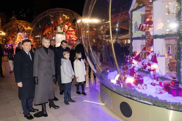 No Tabloïd - Le prince Albert II de Monaco et la princesse Charlène, avec leurs enfants, les jumeaux princiers, Jacques et Gabriella, ont donné le coup d'envoi des illuminations de la SBM, sur la Place du Casino de Monaco, le 30 novembre 2024. 
C'est sous le regard de leurs parents, du ministre d'Etat, Didier Guillaume, et de Stéphane Valeri, le président-délégué de la Société des Bains de Mer, que le prince héréditaire Jacques et sa soeur la princesse Gabriella, ont appuyé sur le buzzer déclenchant ainsi l'allumage des décors de la Place.
Les boules à neige géantes sont installées sur la place avec un tout nouveau décor animé dédié aux "moments magiques de Noël". Calendrier de l’Avent, décoration du sapin, repas de fête, douce nuit de Noël ou encore la découverte des cadeaux sont mis en scène et en musique dans chacune des cinq boules disposées autour du sapin de 18mètres de haut. © Olivier Huitel/Pool Monaco/Bestimage