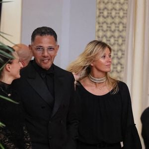 Aujourd'hui, la femme d'affaires s'épanouit pleinement dans un nouveau chapitre de sa vie personnelle puisqu'elle file le parfait amour avec l'acteur Roschdy Zem.
Camille Cottin, Roschdy Zem, Sarah Poniatowski au photocall de la soirée d'anniversaire pour les 20 ans du Festival International du Film de Marrakech, Maroc, le 25 novembre 2023. © Dominique Jacovides/Bestimage