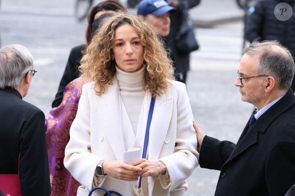 Il y avait aussi Olivia, la fille de Rolland Courbis.

Olivia Courbis arrive à la cérémonie d'enterrement de Rolland Courbis à l'église de la Madeleine à Paris, France, le 14 janvier 2026. Rolland Courbis, ancien footballeur français, entraîneur et commentateur médiatique au franc-parler, est décédé à l'âge de 72 ans. Photo par Jerome Domine/ABACAPRESS.COM