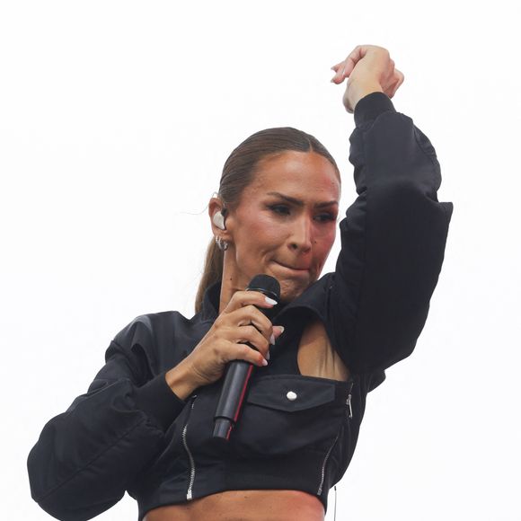 Vitaa  lors du concert à l'occasion de l'opération "vacances de OUF, journée des oubliés des vacances" pour les 80 ans du Secours Populaire au Champ-de-Mars à Paris le 20 août 2025.
© Coadic Guirec / Bestimage