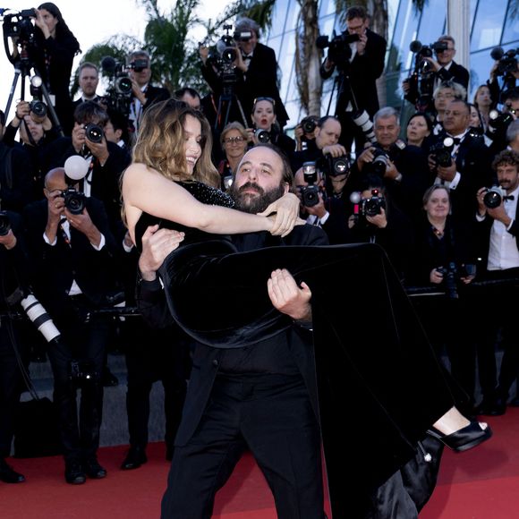Les cheveux lâchés dans un élégant wavy, l’actrice affichait une allure glamour sublimée par un impressionnant collier ras-de-cou orné d’un immense saphir.

Vincent Macaigne et Laetitia Casta - Montée des marches du film « Karma » lors du 79ème Festival International du Film de Cannes, le 15 mai 2026. © Olivier Borde / Bestimage