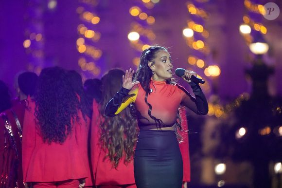 Amel Bent lors de l'enregistrement de l'émission "La Grande soirée du 31 de Paris", diffusée le 31 décembre sur France 2, sur la place de la Concorde à Paris, France, le 24 novembre 2025. © Guebey-Tribeca/Bestimage