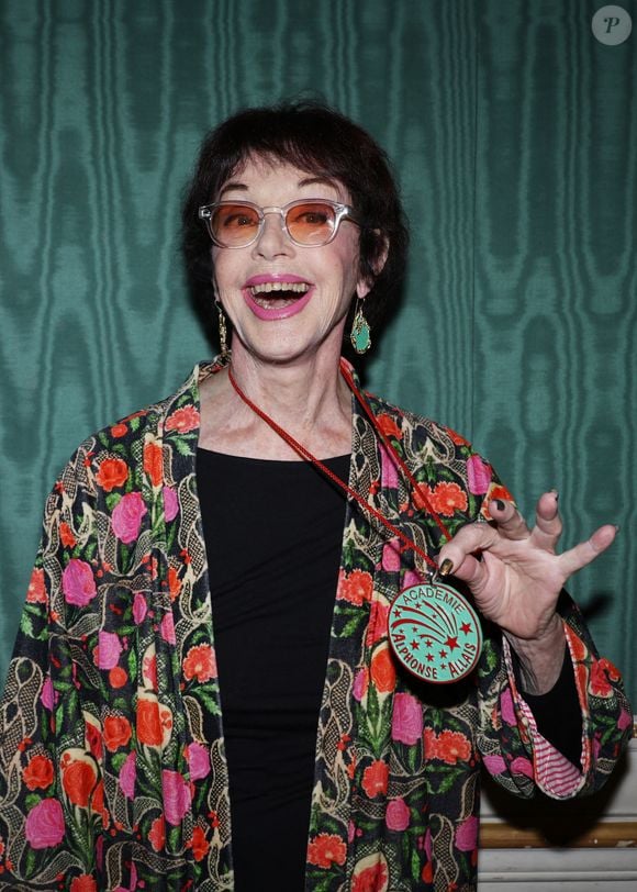 Exclusif - Anny Duperey (présidente de la cérémonie) lors de la remise des prix de l'académie Alphonse Allais à paris le 18 novembre 2025 dans les salons d'honneur de la SACD.
© Denis Guignebourg / Bestimage