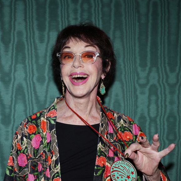 Exclusif - Anny Duperey (présidente de la cérémonie) lors de la remise des prix de l'académie Alphonse Allais à paris le 18 novembre 2025 dans les salons d'honneur de la SACD.
© Denis Guignebourg / Bestimage