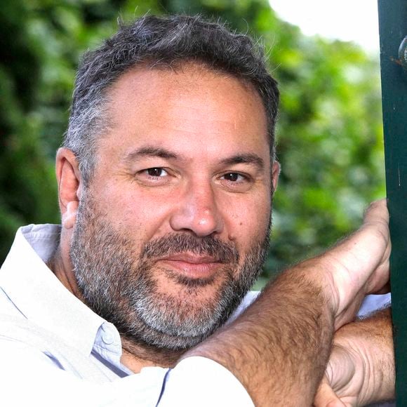 Bruce Toussaint pose lors d'une séance de portraits à Paris, France, le 20 août 2024. Photo par VIM/ABACAPRESS.COM